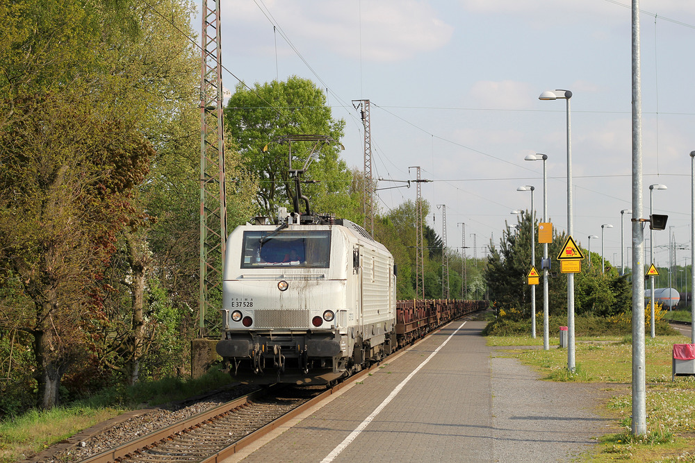 Dem französischen Lokvermieter CB Rail gehört E 37528, die ich in Marl-Sinsen während einer Rad-Foto-Tour ablichten konnte.
Aufnahmedatum: 22.04.2014