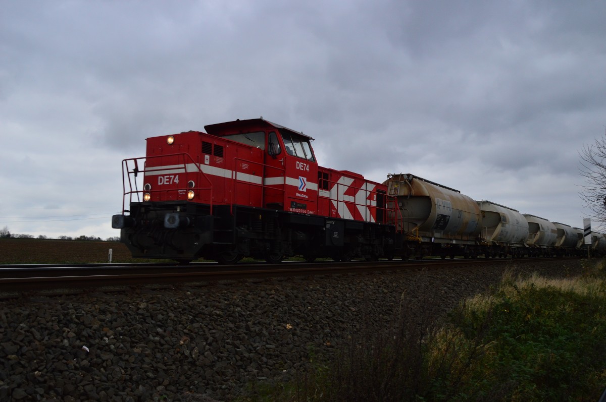 Dem Geduldigen schlägt manchmal das Glück! Mir heute in Form der RHC 272 012-2 samt ihrem Braunkohlestaubwagenzug der hier bei Kapellen in Richtung Grevenbroich über den zweigleisigen Abschnitt der Kbs 481 brummt.21.11.2015