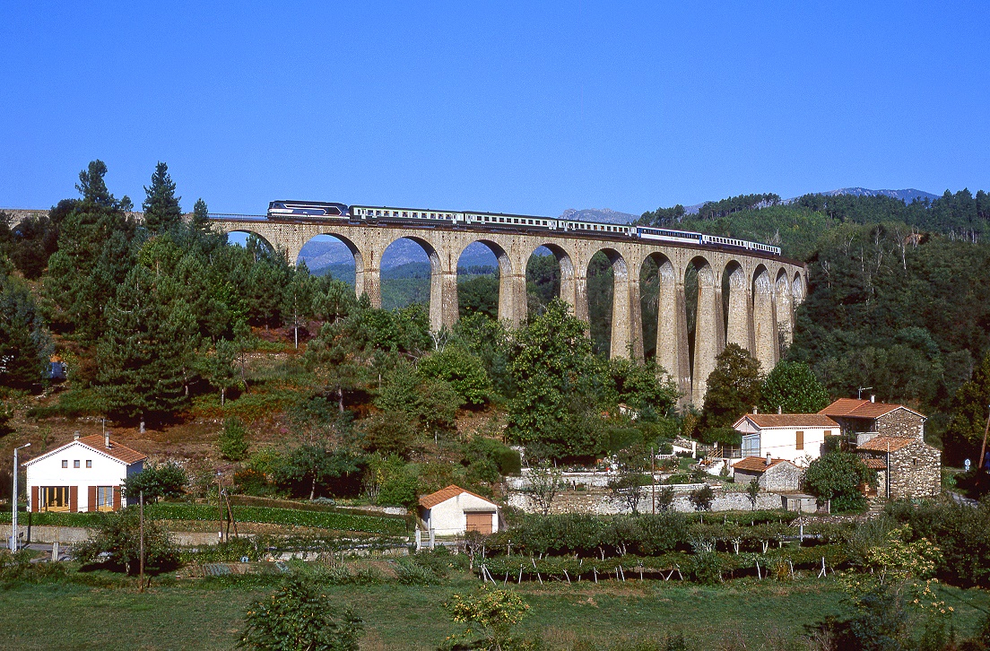 Dem Himmel so nah ... man sieht nur 12 der 29 Bögen des Viadukts von Chamborigaud. BB67567 mit Zug 5919 von Paris nach Nimes am 23.09.1995.