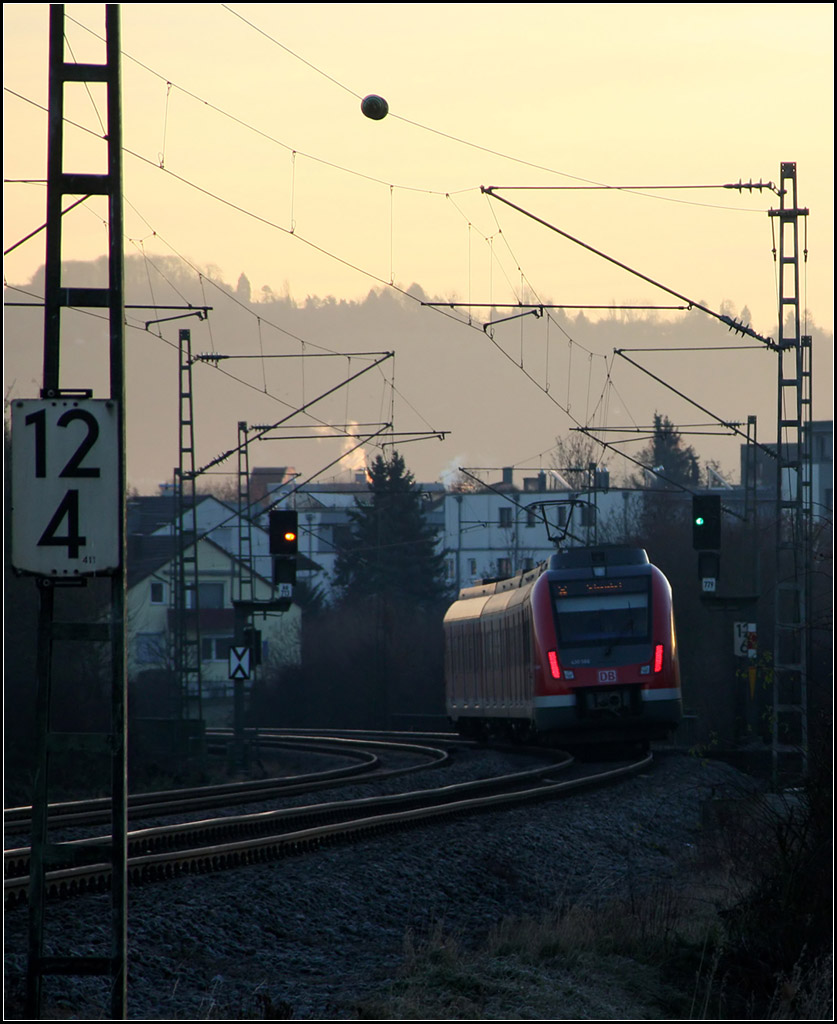 Dem Morgen entgegen -

Ein Zug der S-Bahnlinie S2 auf dem Weg nach Schorndorf erreicht gleich Weinstadt-Endersbach. Die erste Station heißt allerdings Stetten-Beinstein; dieser Haltespunkt lag ursprünglich auf freiem Feld zwischen den beiden namensgebenden, aber doch recht weit entfernten Orten. Heute wäre der Name Endersbach-West passender.

10.12.2016 (M)