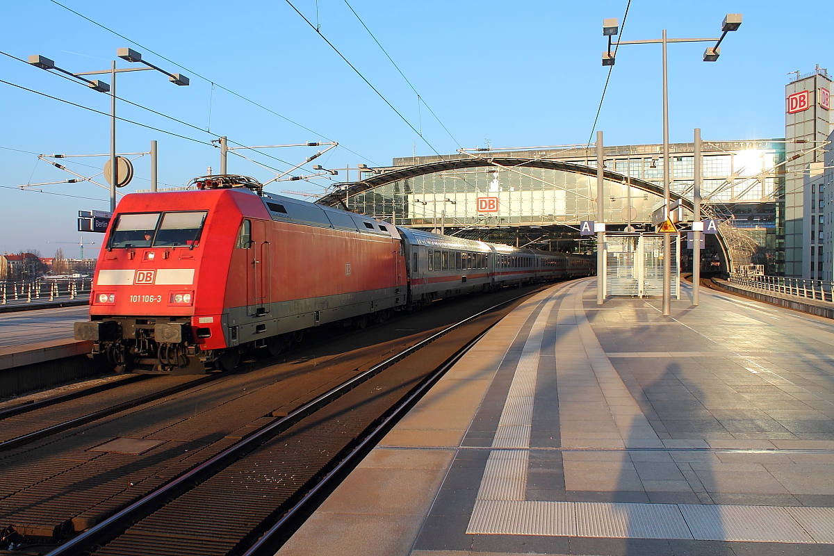 Dem Sonnenuntergang entgegen.
Die 101 106-3 mit dem IC 140 nach Amsterdam Centraal bei der Ausfahrt am 25.02.2014 in Berlin Hbf.
