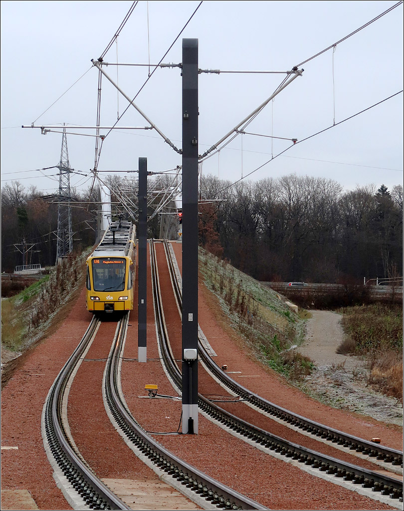 Dem Stadtbahnzug auf's Dach geblickt -

Obwohl der Fotostandpunkt tiefer liegt als die Position der Bahn kann man ihr dennoch auf das Dach sehen. 
Ein Zug der Stuttgarter U6 auf der Abfahrtsrampe herunter von der Autobahnbrücke.

07.01.2022 (M)