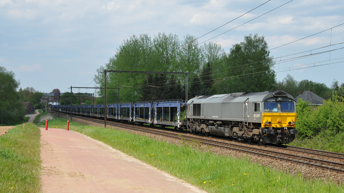Dem Wolkenloch entwischt ist die Class66 DE6307 von Crossrail, während die Wagen noch voll im Schatten sind. Aufgenommen am 07/05/2016 in Hoeselt.