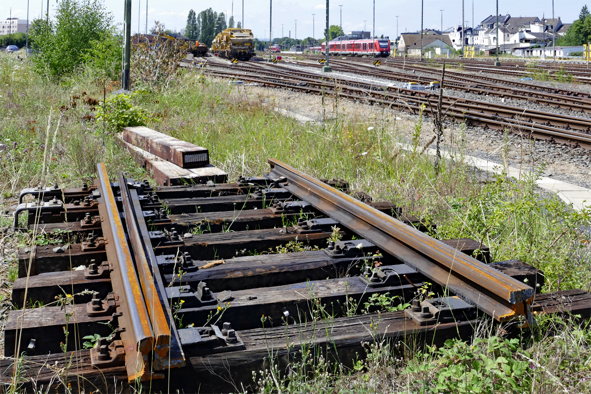 Demontierte Weiche und im Hintergrund BR 620 und Bauzug im Bahnhof Euskirchen - 18.07.2017