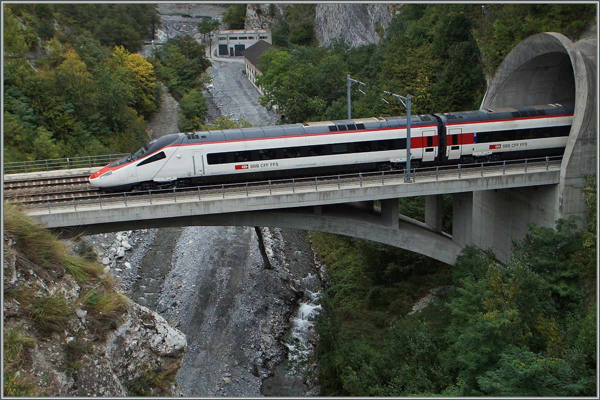Den 1388m langen Leuk-Tunnel und dem 2816 langen Varonne Tunnel verbindet die 79 m lange Dala Brücke, auf welche der Blick durch Felsen zusätzlich eingengt ist. Somit ist es ziemlch spannend hier auf Züge zu warten und sie dann abzulichten...
Ein SBB ETR 610 als EC 32 von Milano nach Genève auf der Dala-Brücke. 
30. Sept. 2014