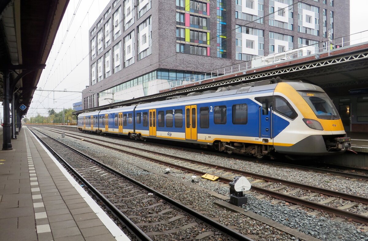 Den 13.November 2021  war es meistens grau und trüb und auch die neue gelbe Fronten von NS 2344 in Nijmegen könnten das nicht anpassen.
