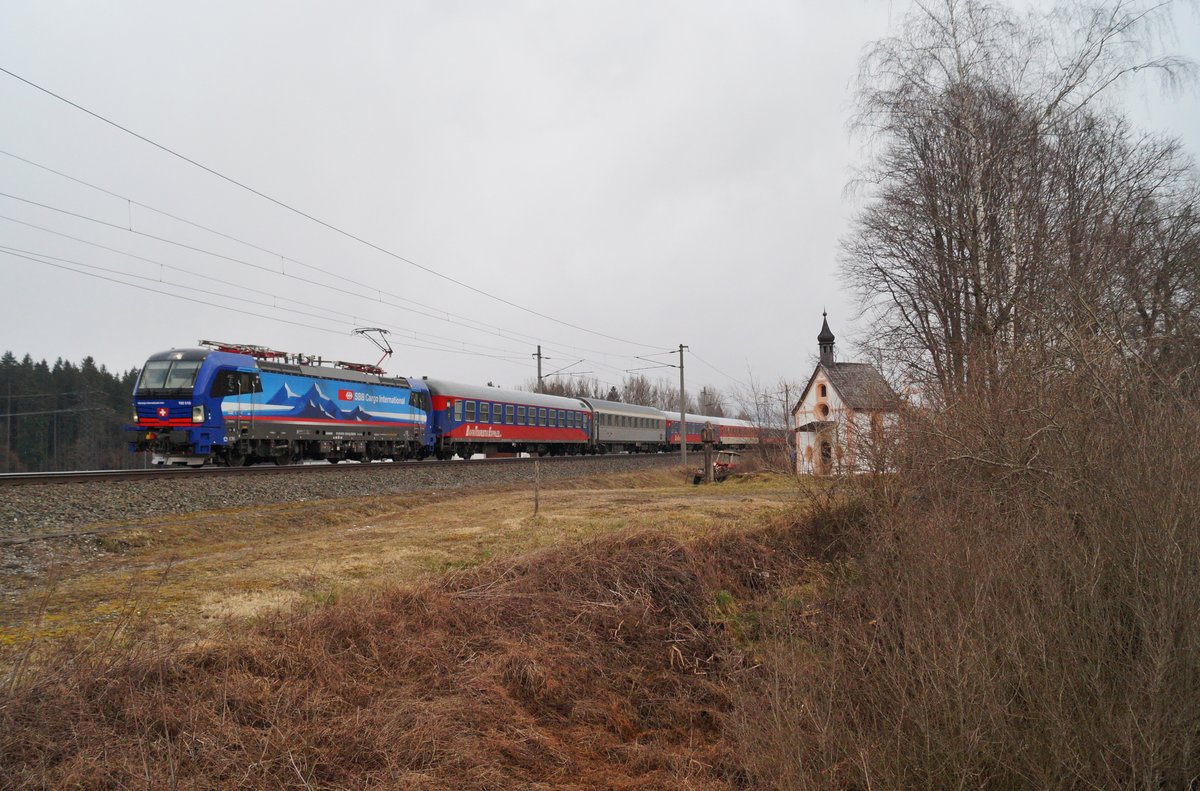 Den allerletzten Turnuszug nach Tirol für die Wintersaison 2019/2020 führte die 193 519 von SBB Cargo International an. Begleitet von einem aufkommenden Schneesturm konnte der fotogene Vectron am Samstag, dem 7. März bei Brixlegg mit dem rund 160 Minuten verspäteten BTE 1389  Alpen-Express  (Den Haag HS - Bludenz) dokumentiert werden.