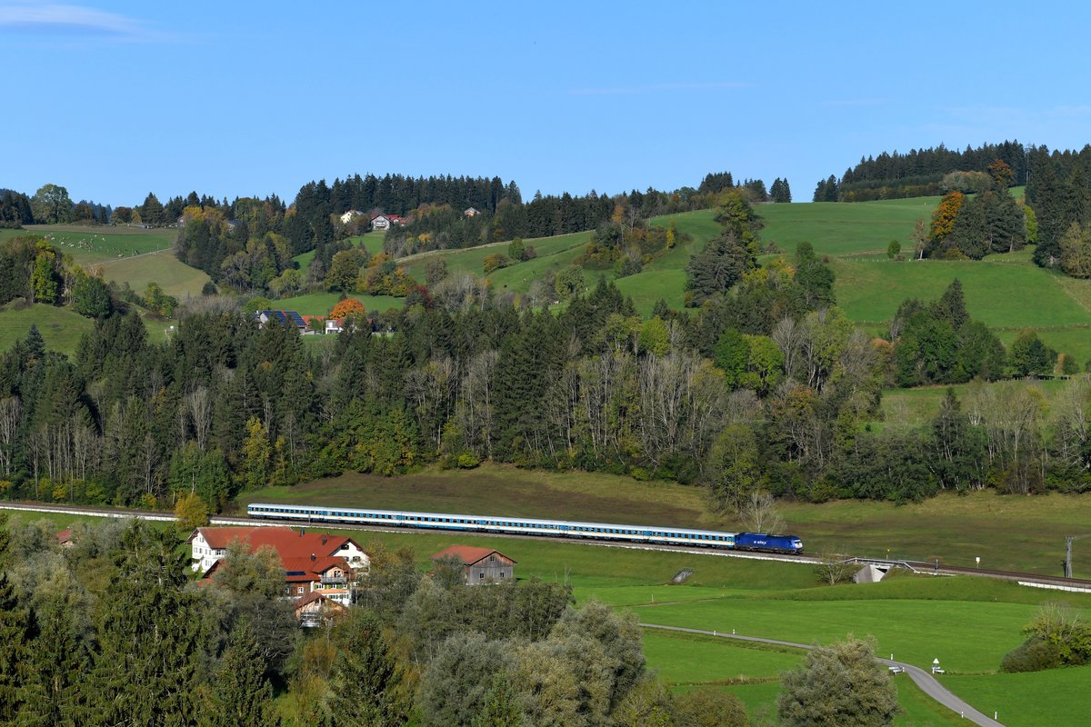 Den ALX 84113 von Lindau nach München HBF konnte ich am 13. Oktober 2019 bei Unterthalhofen aufnehmen. Es führte die blaue ER 20 - 015. Dass die Züge aktuell in Immenstadt nicht mehr geteilt werden, wirkt sich zumindest aus Fotografensicht positiv aus. Längere Züge wirken bei gewissen Motiven in diesem Streckenabschnitt einfach besser. 