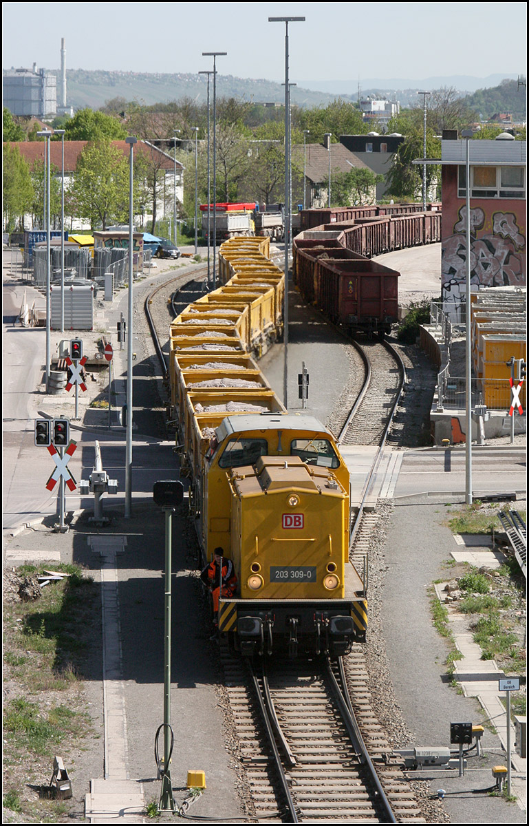 Den Aushub rangieren -

Ein Zug mit Aushub der Tunnelbaustellen schlängelt sich auf der Logistikfläche für Stuttagrt 21 am Nordbahnhof. 

12.04.2017 (M)

