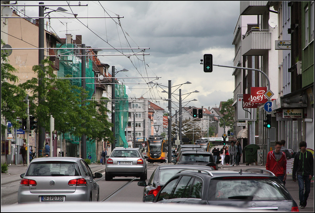 Den Autos entgegen -

Vom Autoverkehr belastet ist die Paulinenstraße in Heilbronn. Obwohl es sich um eine Bundesstraße handelt, hat man doch Platz gefunden, hier eine Stadtbahntrasse unterzubringen. Auffällig gestaltet sind die Oberleitungsmasten.

31.05.2016 (M)