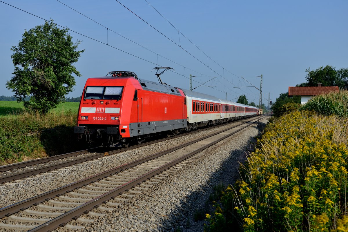 Den AZ 13321 von Dortmund nach Innsbruck hatte 101 004 am 24. August 2013 am Haken, als sie den ehemaligen Block Hilperting passiert.