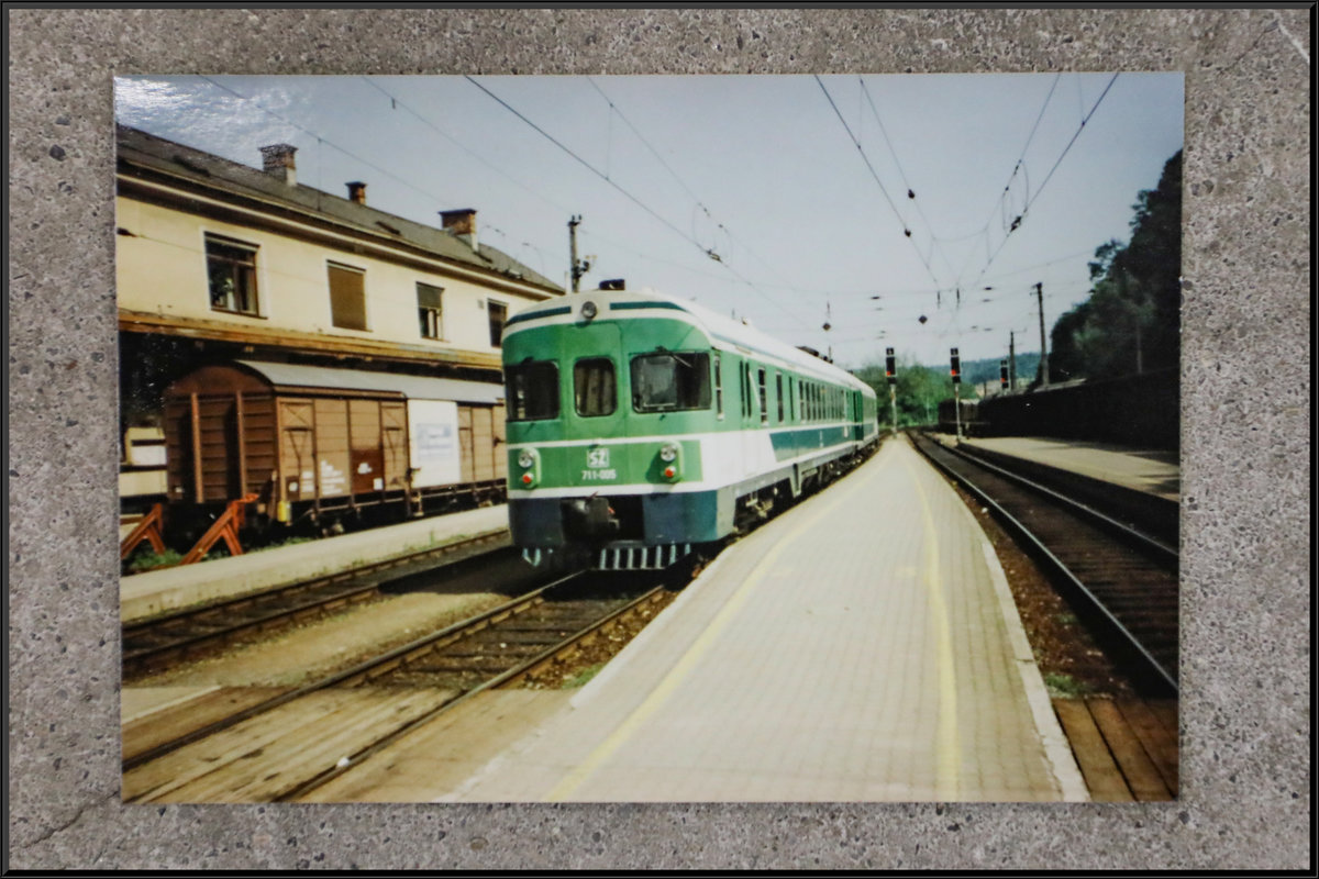 Den Bahnhof Spielfeld habe ich auch bereits in den 1990iger Jahren immer wieder besucht. 
Da ich leider damals nicht an die Möglichkeit dachte die Hochmoderne Form eines Kugelschreibers oder Bleistiftes zu verwenden, kenne ich leider kein Aufnahme Datum mehr. 
Hier im Bild der  Frosch  im Bahnhof Spielfeld. 

