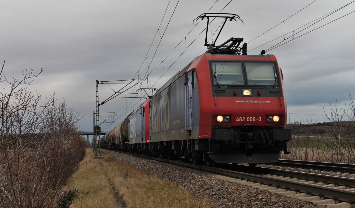 Den BASF-Zug von Ludwigshafen nach Basel wurde am 03.01.2014 von den SBB Cargo Loks Re 482 008-0  Ökotrans  und der Re 482 017-1 bis nach Basel bespannt. Hier fahren die zwei Traxx.Loks an Hügelheim gen Süden dran vorbei.
