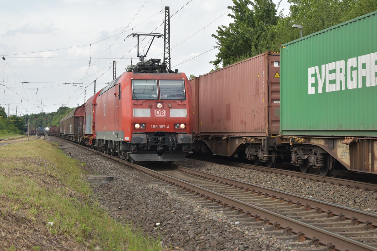 Den bayrischen Kastelzug passierend fährt hier die 185 087-4 mit ihrem Mischer durch Bonn-Mehlem. 8.7.2017