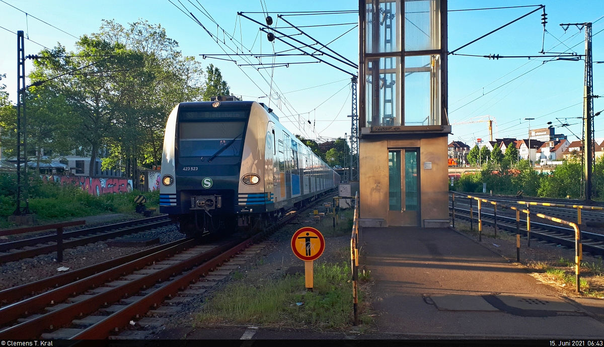 Den bereits im neuen Stuttgarter S-Bahn-Design lackierten 423 523-0 konnte ich eines Morgens mit einem noch roten Schwestertriebzug bei der Einfahrt in den Bahnhof Ludwigsburg auf Gleis 2 erwischen.

🧰 S-Bahn Stuttgart
🚝 S5 Stuttgart Schwabstraße–Bietigheim-Bissingen
🕓 15.6.2021 | 6:43 Uhr

(Smartphone-Aufnahme)