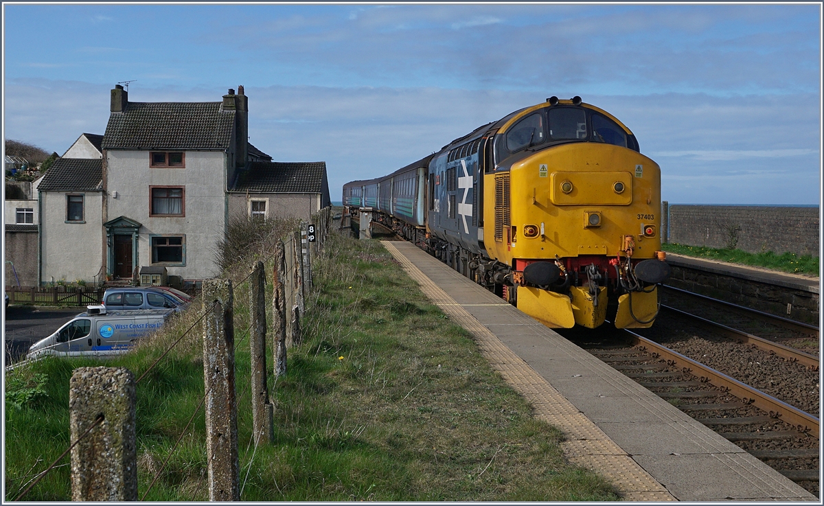 Den Carlisle (8:42) Service nach Barrow (11:30) schiebend, verlässt die von Northern gemietete Class 37, die 37 403, den Halt Parton. 

Die Class 37 ist eine Dieselelektrische Lokomotive für den Personen- und Güterverkehr, die zwischen 1960 und 1965 von English Electric und Robert Stephenson and Hawthorns geliefert wurde. Gebaut wurden 309 Stück und die Lok wurde zu Beginn als EE3 in Betrieb gesetzt. Kurz vor der Jahrtausendwende konnte vermehrt auf die Class 37 verzichtet werden.

25. April 2018