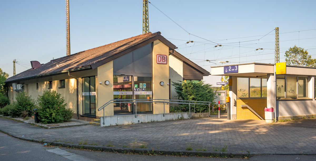 Den Charme der 1970er Jahre versprüht das Bahnhofsgebäude in Otting-Weiheim. Früher arbeitete dort ein Fahrdienstleiter, der auch Fahrkarten verkaufte.