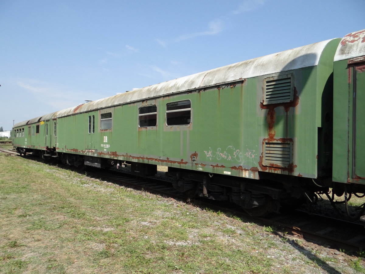 Den DDR Katastrophenzug sah man in Stassfurt am 06.06.15. zum Eisenbahnfest.
Hier der Küchenwaggon 67 50 99-32 662-0.