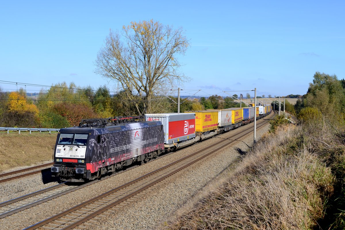 Den DGS 43145 von Rostock Seehafen nach Verona Q.E. konnte ich am 31. Oktober 2016 an der von mir gerne aufgesuchten Fotostelle bei Vierkirchen im Dachauer Hinterland aufnehmen. Es führte die TXL Werbelok 189 997, die durch ihren unermüdlichen Einsatz im Brennerverkehr bereits etwas  Patina  angelegt hat.