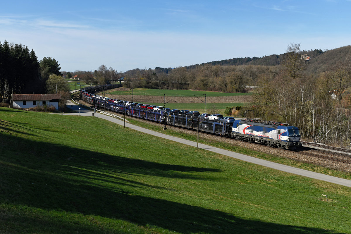 Den DGS 43891 von Kehl nach Passau konnte ich dann am 15. März 2020 nochmals kurz vor Vilshofen fotografieren. Der von der ZSSK 383 209 geführte Autotransportzug verkehrte im Anschluss mit einer anderen Zugnummer weiter nach Bratislava. Im rechten Bildhintergrund kann man die Burgruine Hilgartsberg erkennen.   
