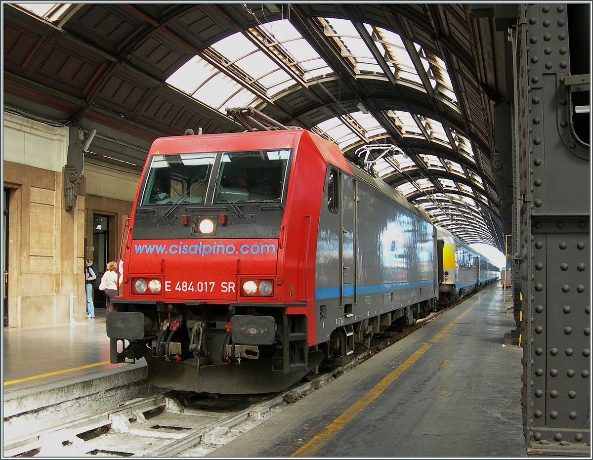 Den EC 131 Basel - Milano in Bern übernommen, ist die Re 484 nach einer Fahrt quer über die Alpen in der Metropole der Po-Ebene eingetroffen. 
Milano, den 30. August 2006 
