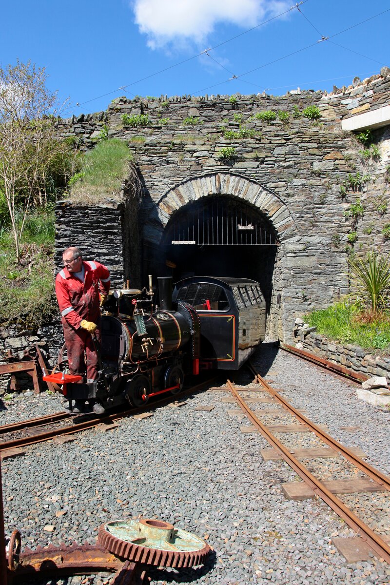 Den einzigen Tunnel der Isle of Man, der noch genutzt wird, verläßt am 29.04.2018 die BEE mit Wagen 2. Mit diesem 70m langen Tunnel wird in Laxey die Manx Electric Railway und die Küstenstraße (A2 Douglas - Ramsey) unterquert.