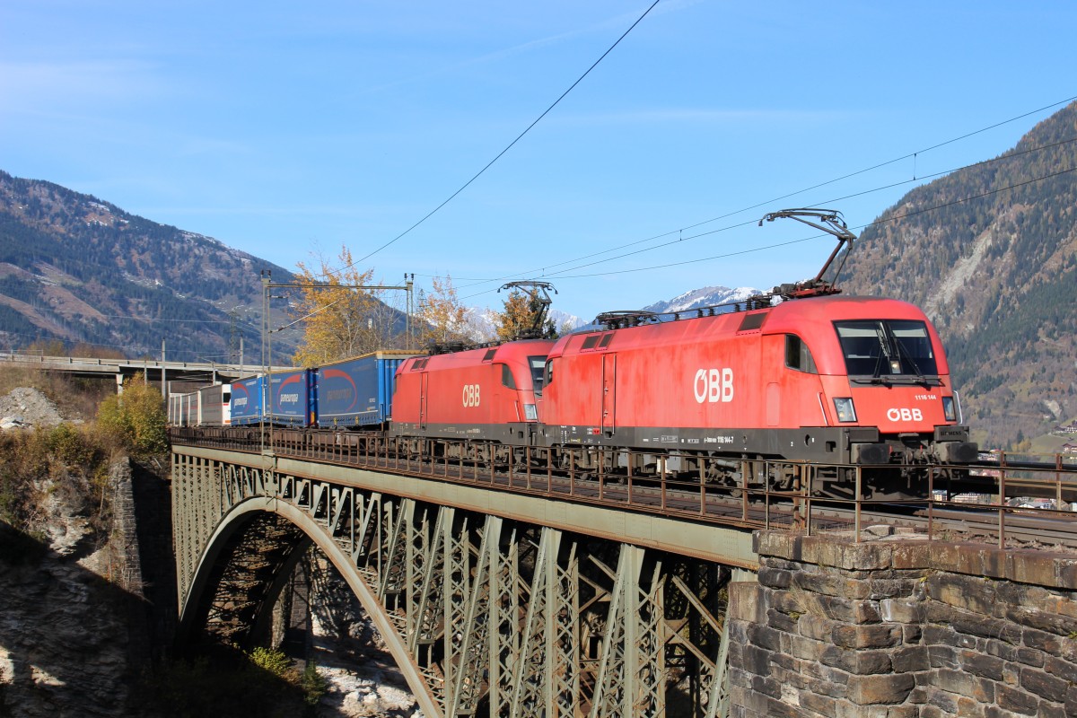 Den ersten Zug den ich vom Umleitungsverkehr am 1.10.2014 fotografieren konnte war ein KLV mit der 1116.144 und 1116.102. Hier rollt der Zug über die Angerschluchtbrücke in Richtung Tarvisio Boscoverde.