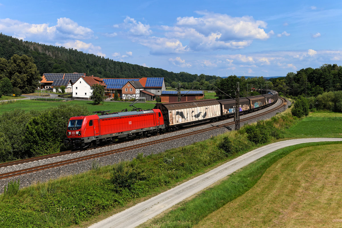 Den EZ 51199 von Seelze nach Nürnberg Rbf hatte die 187 164 am Haken, als ich sie am 18. Juli 2020 bei Hermannspiegel im osthessischen Haunetal ablichtete. 