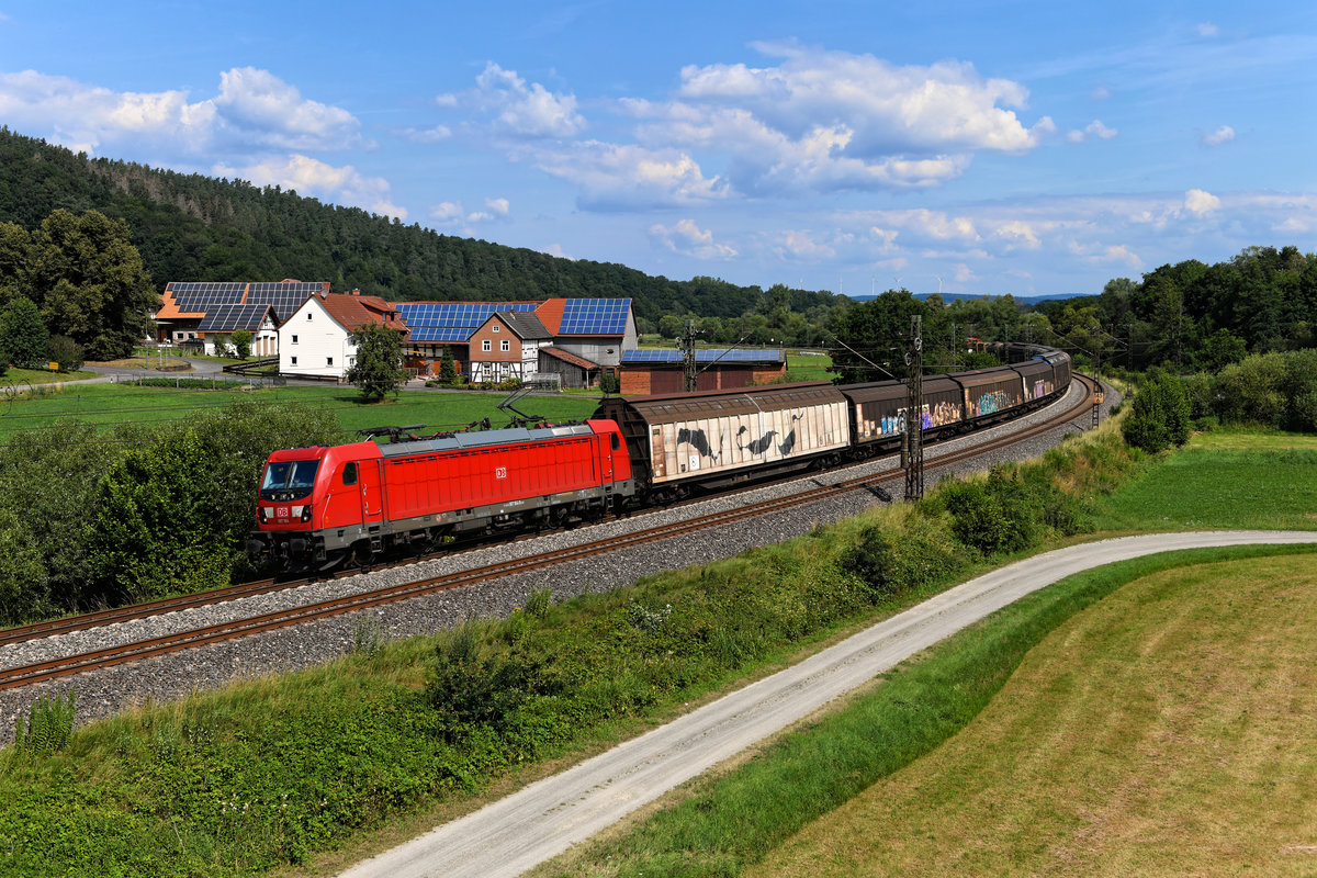 Den EZ 51199 von Seelze nach Nürnberg Rbf hatte die 187 164 am Haken, als ich sie am 18. Juli 2020 bei Hermannspiegel im osthessischen Haunetal ablichtete. 