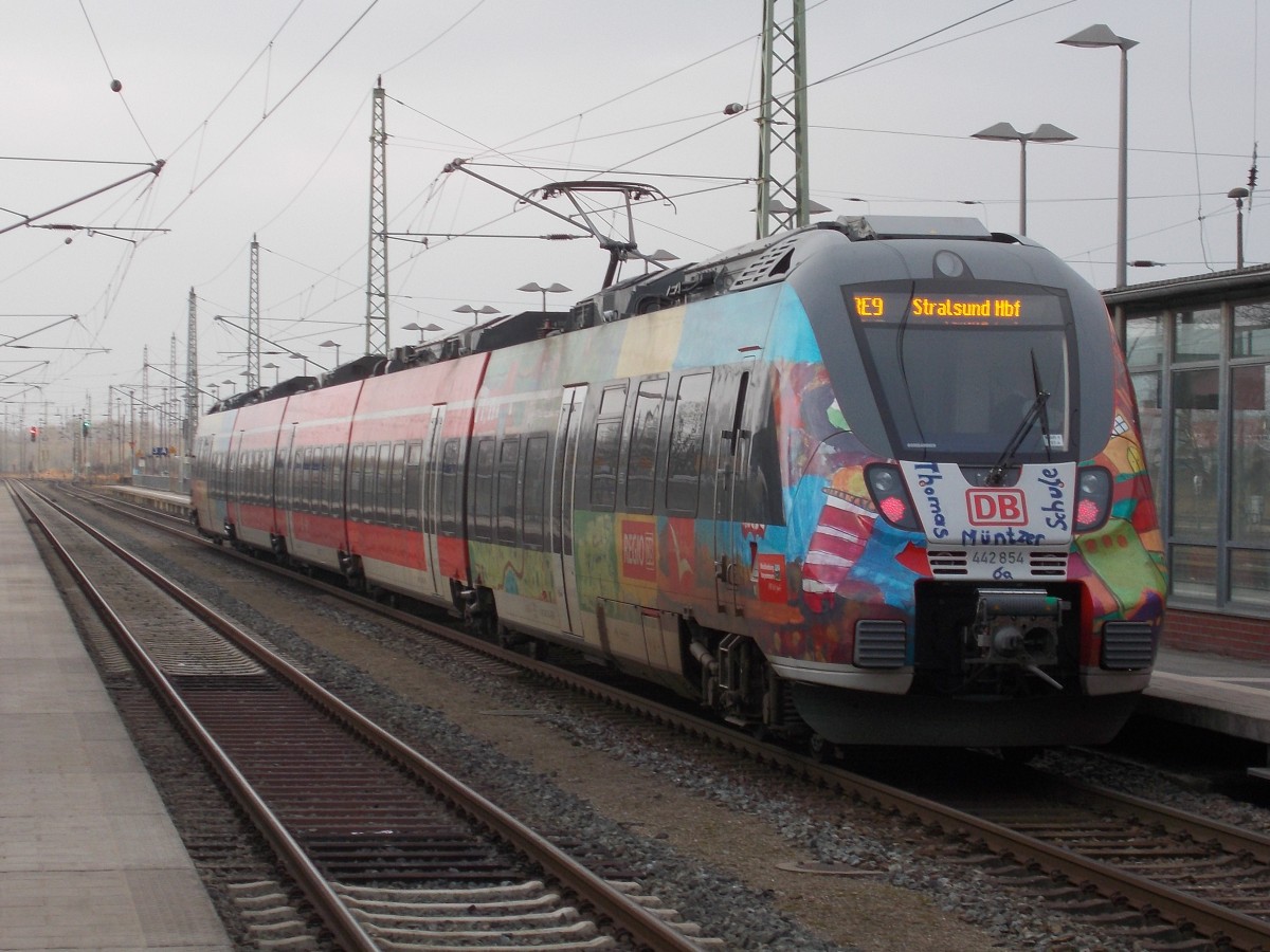 Den ganzen 22.Februar 2015 hatte man die Möglichkeit den einzigen Bunten Rostocker Talent 2 zwischen Stralsund und Bergen/Rügen zu fotografieren.Hier stand der 442 854 kurz vor der Abfahrt 8:26Uhr in Bergen/Rügen.
