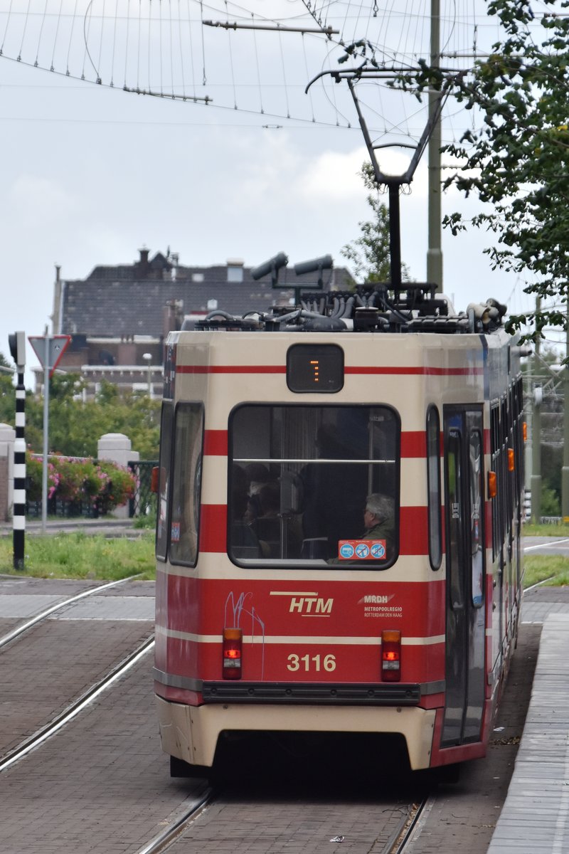 DEN HAAG (Provinz Zuid-Holland), 05.08.2017, Wagen 3116 als Tramlinie 1 nach Delft Tanthof bei der Ausfahrt aus der Haltestelle Bierkade