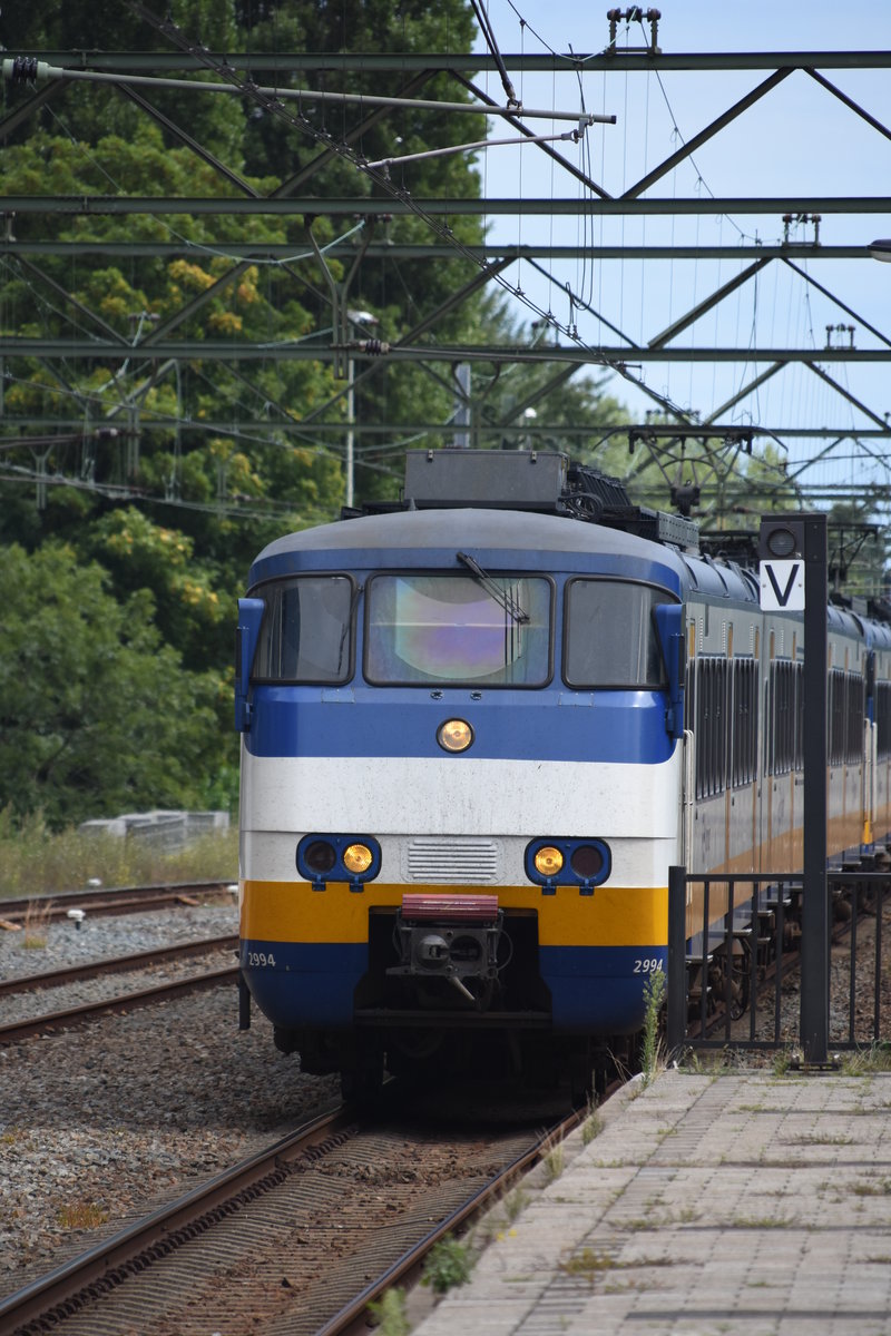 DEN HAAG (Provinz Zuid-Holland), 05.08.2017, Triebzug 2994 als Sprinter bei der Einfahrt in den Bahnhof Hollands Spoor