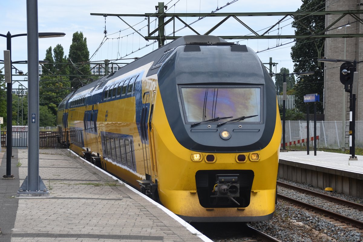 DEN HAAG (Provinz Zuid-Holland), 05.08.2017, Einfahrt eines IC in den Bahnhof Hollands Spoor