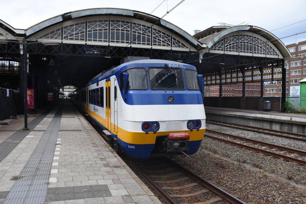 DEN HAAG (Provinz Zuid-Holland), 05.08.2017, Triebzug 2145 als Sprinter im Bahnhof Hollands Spoor