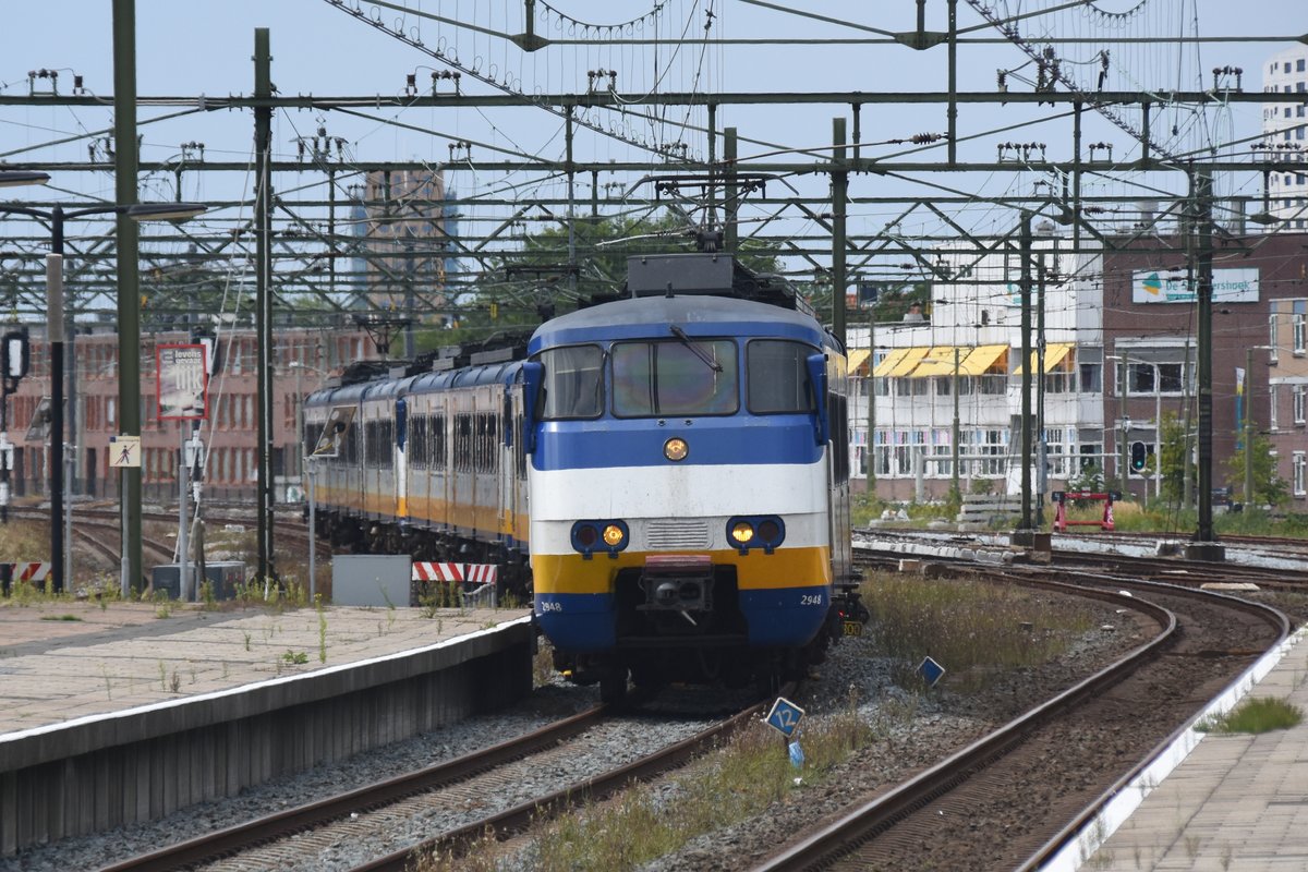 DEN HAAG (Provinz Zuid-Holland), 05.08.2017, Triebzug 2948 als Sprinter bei der Einfahrt in den Bahnhof Hollands Spoor