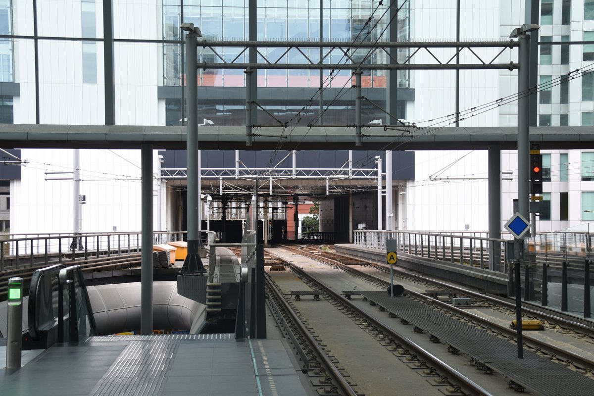 DEN HAAG (Provinz Zuid-Holland), 05.08.2017, Tram-Haltestelle Centraalstation mit Blick in Richtung Tunnel; vorher fährt die Tram allerdings durch zwei Gebäude
