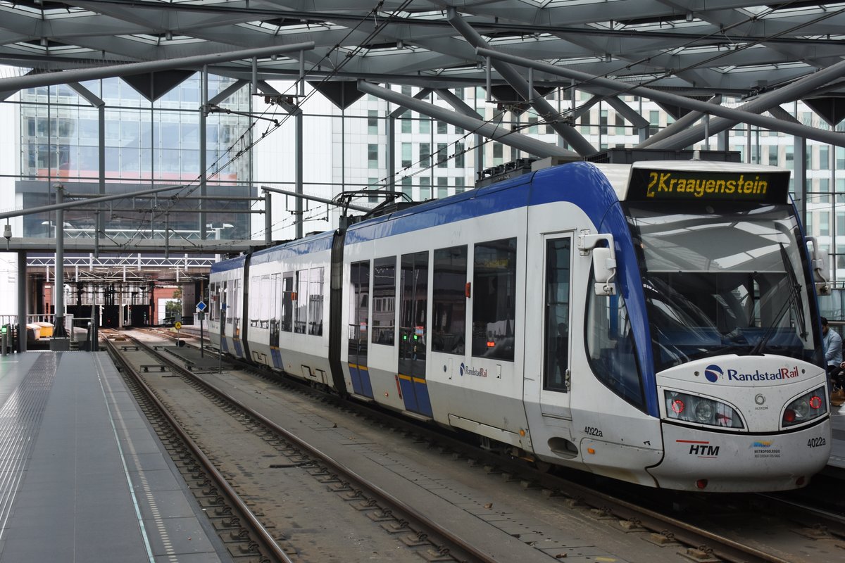 DEN HAAG (Provinz Zuid-Holland), 05.08.2017, Zug 4022 als Linie 2 nach Kraayenstein in der Haltestelle Centraalstation