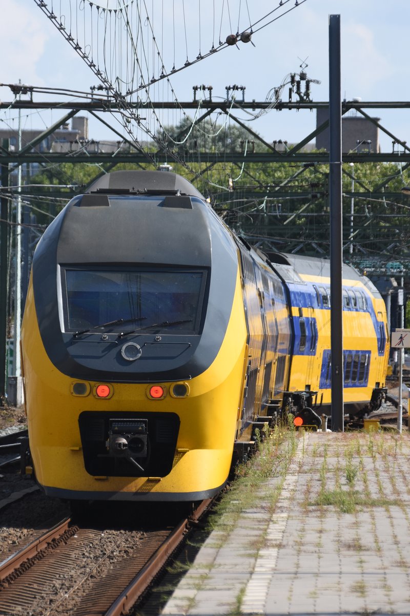 DEN HAAG (Provinz Zuid-Holland), 06.08.2017, ein IC bei der Ausfahrt aus dem Bahnhof Den Haag Centraal