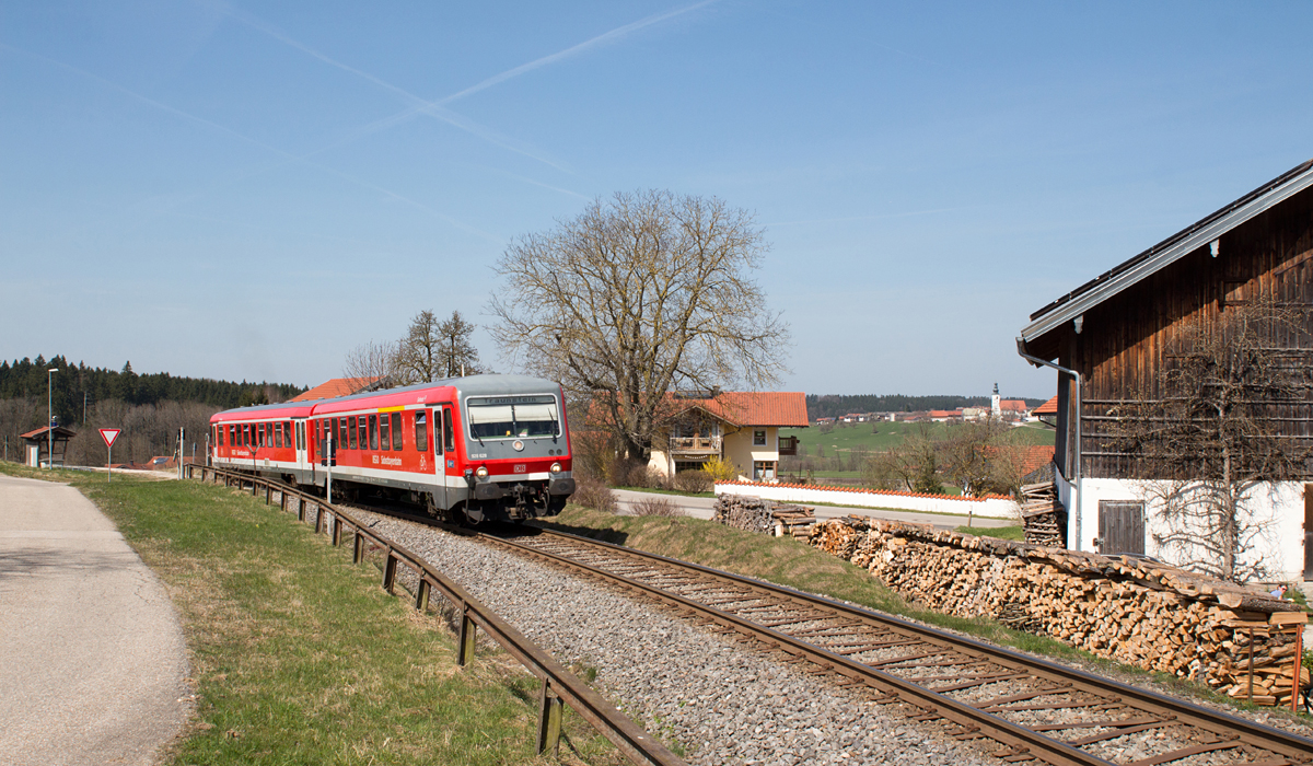 Den Haltepunkt Unteraschau ließ 628 628-0 der SOBB am 10.04.15 gerade hinter sich, als er von Waging am See nach Traunstein unterwegs war.