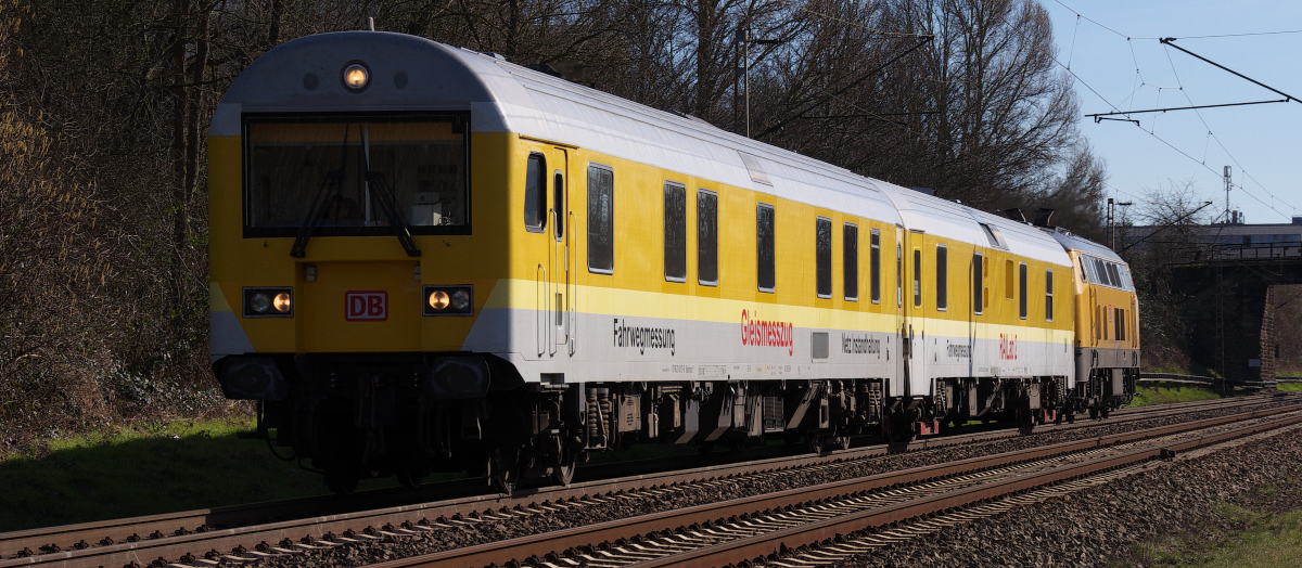Den hatten wir noch nicht - RAILab 2 - Mein Schatzi hatte schon mal den RAILab 1 Zug vor die Linse bekommen.
Heute war 218 477-8 mit RAILab 2 zwischen Mannheim und Trier zu Messfahrten unterwegs. Steuerwagen voraus rauscht der Zug durch das Saartal.
Bei schönstem Sonnenschein passiert der Zug den Stadtrand von Dillingen in Richtung Merzig.
Bahnstrecke 3230 Saarbrücken - Karthaus - 24.02.2014