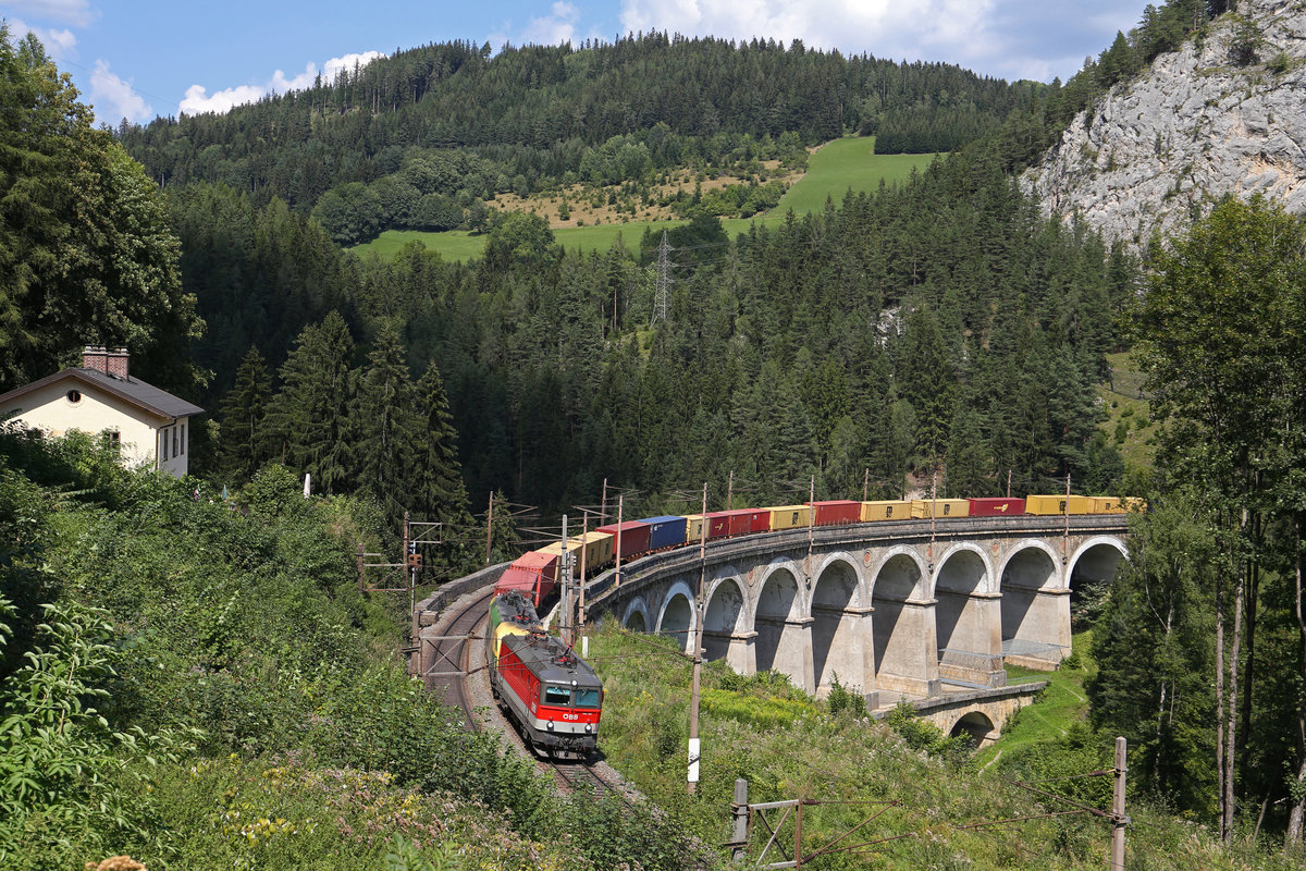 Den herrlichen Fotostandpunkt mit dem Kalten-Rinne-Viadukt bei Breitenstein,befahren die neue 1144.261+470.502 mit GAG-42183 am 19.8.18