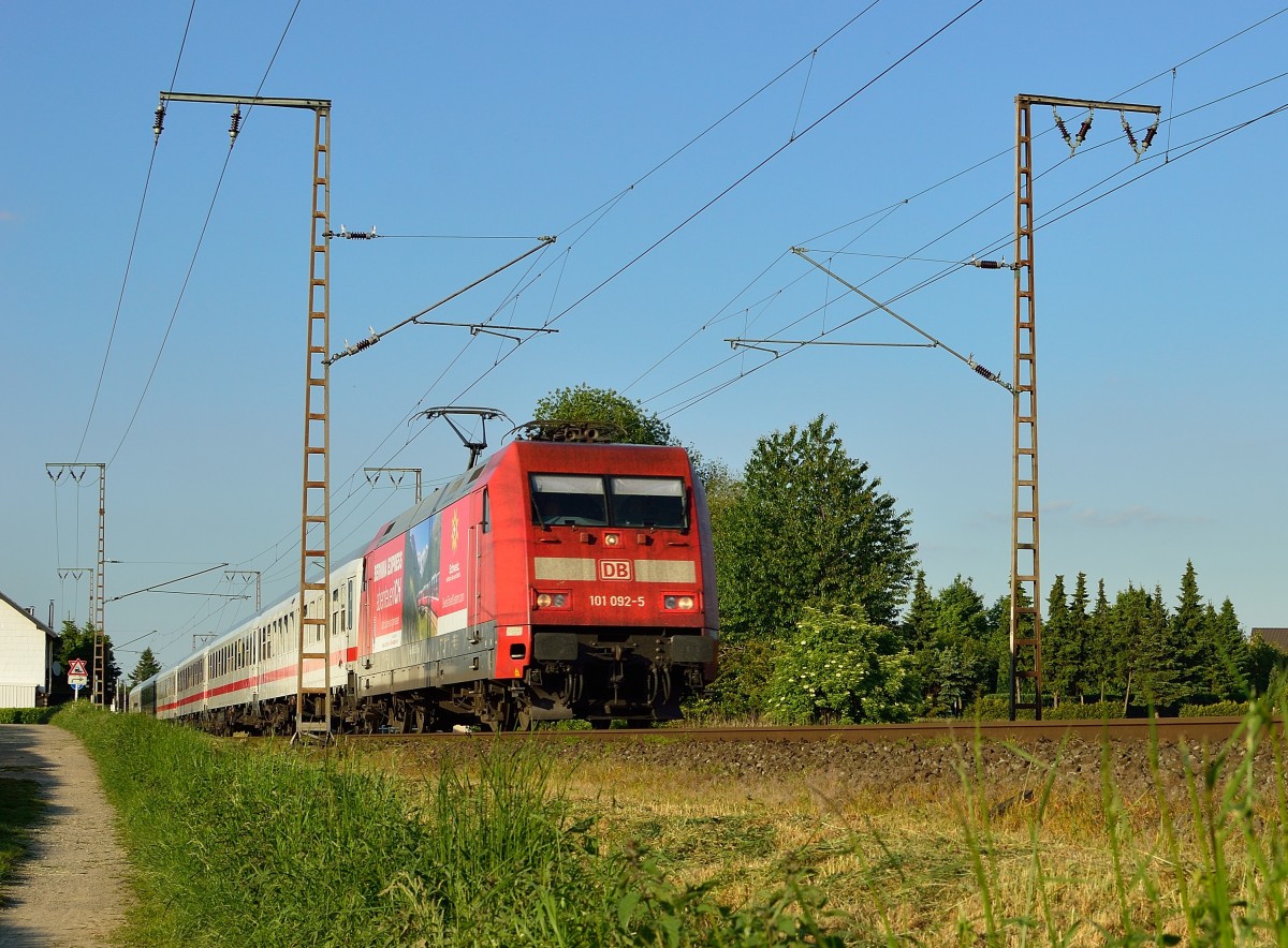 Den IC 2223 zieht die 101 092-5 nach Aachen, sie trägt Werbung für die Schweiz und die RhB.....Freitag 16.5.2014