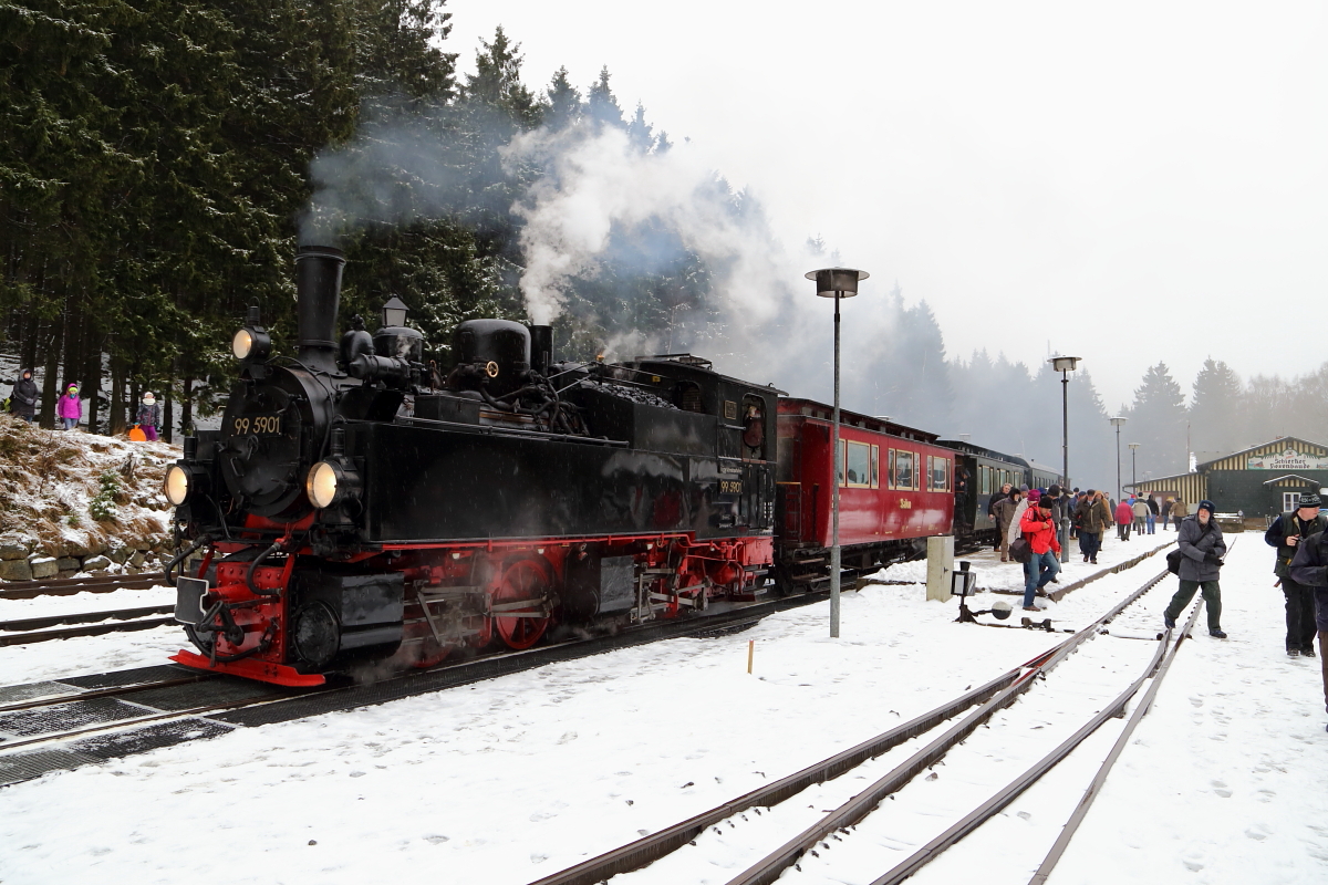 Den kurzen Aufenthalt im Bahnhof Schierke nutzt 99 5901, welche hier am 05.02.2016 mit einem IG HSB-Sonderzug zum Brocken unterwegs ist, nochmals zum Wasserfassen, während die Fotografen die Gelegenheit wahrnehmen, noch ein paar Bildchen zu machen.