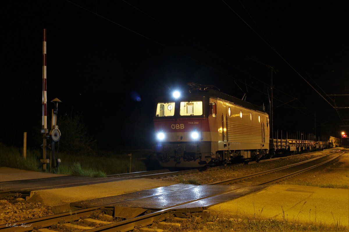 Den leeren Weichentransportzug SGAG91230 von Pöchlarn nach Zeltweg bespannt am 7.5.2023 die 1144 260.
Der gut 200m lange Zug steht hier in Micheldorf und wartet auf die Kreuzung mit einem Regionalzug bevor die Fahrt weitergeht.