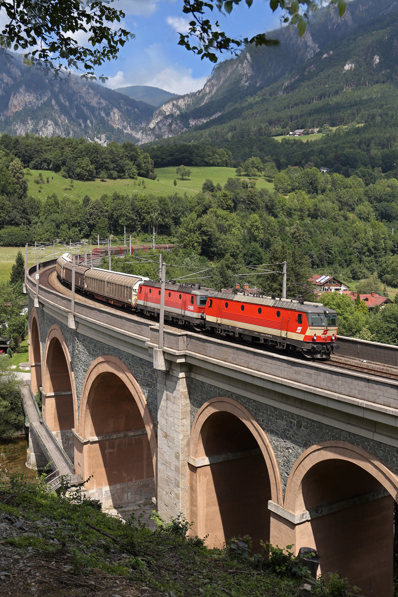 Den mächtigen Schwarzatal-Viadukt befahren  Schachbrett 1144.117+204 mit G-55501 in Payerbach/R. am 28.7.18