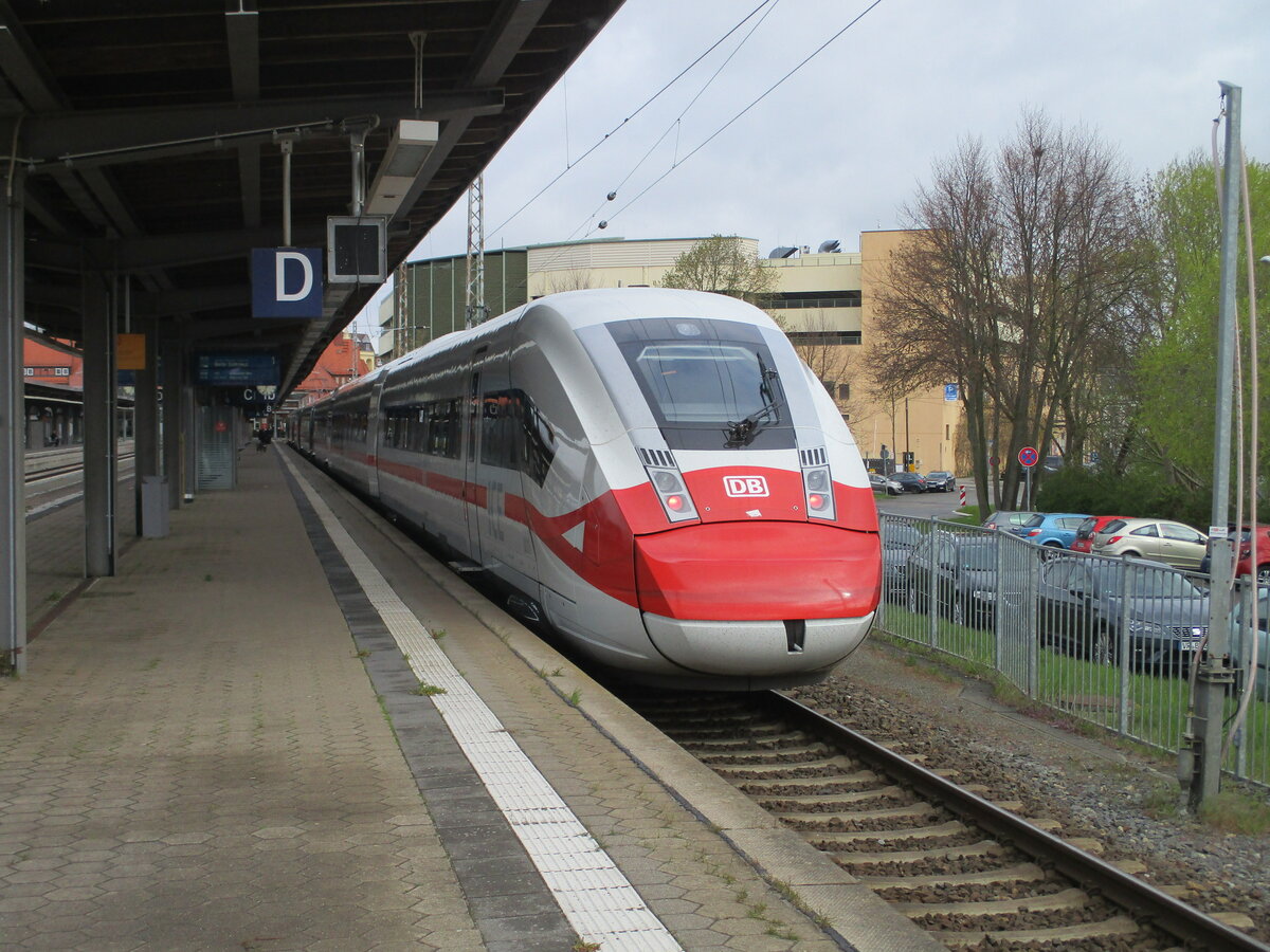 Den mit seiner,auffälligen Frontpartie war,am 06.Mai 2021,der 6812 213,als ICE Binz-Berlin Südkreuz,im Stralsunder Hbf.