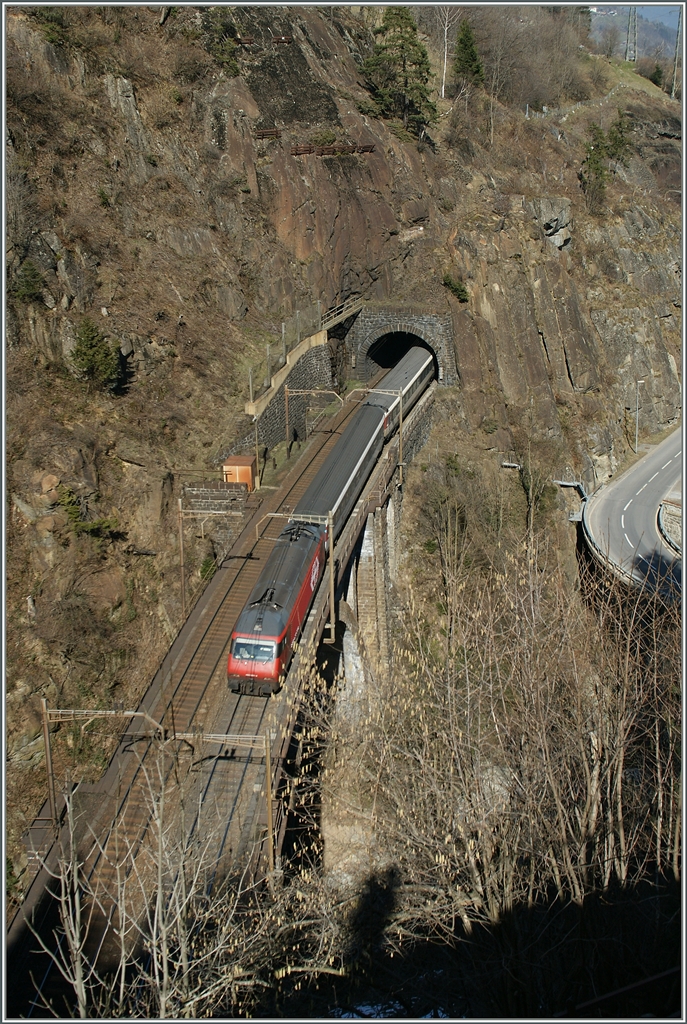 Den Mühle-Tunnel verlassend befindet sich der IR 2271 beretis auf der Unteren Meienreussbrücke.
14. Màrz 2014