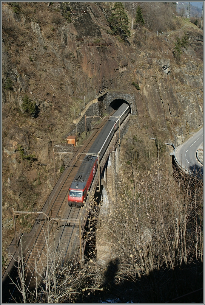 Den Mühle-Tunnel verlassend befindet sich der IR 2271 beretis auf der Unteren Meienreussbrücke.
14. Màrz 2014