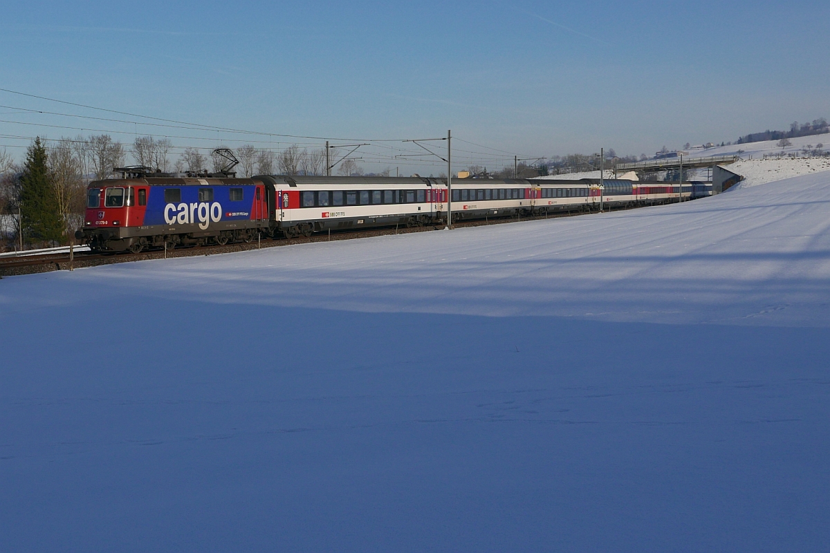 Den von München kommenden und in Lindau übernommenen EC 194 zieht Re 421 379-9 nach Zürich. Aufnahme entstand am 28.01.2017 zwischen Gossau und Flawil.