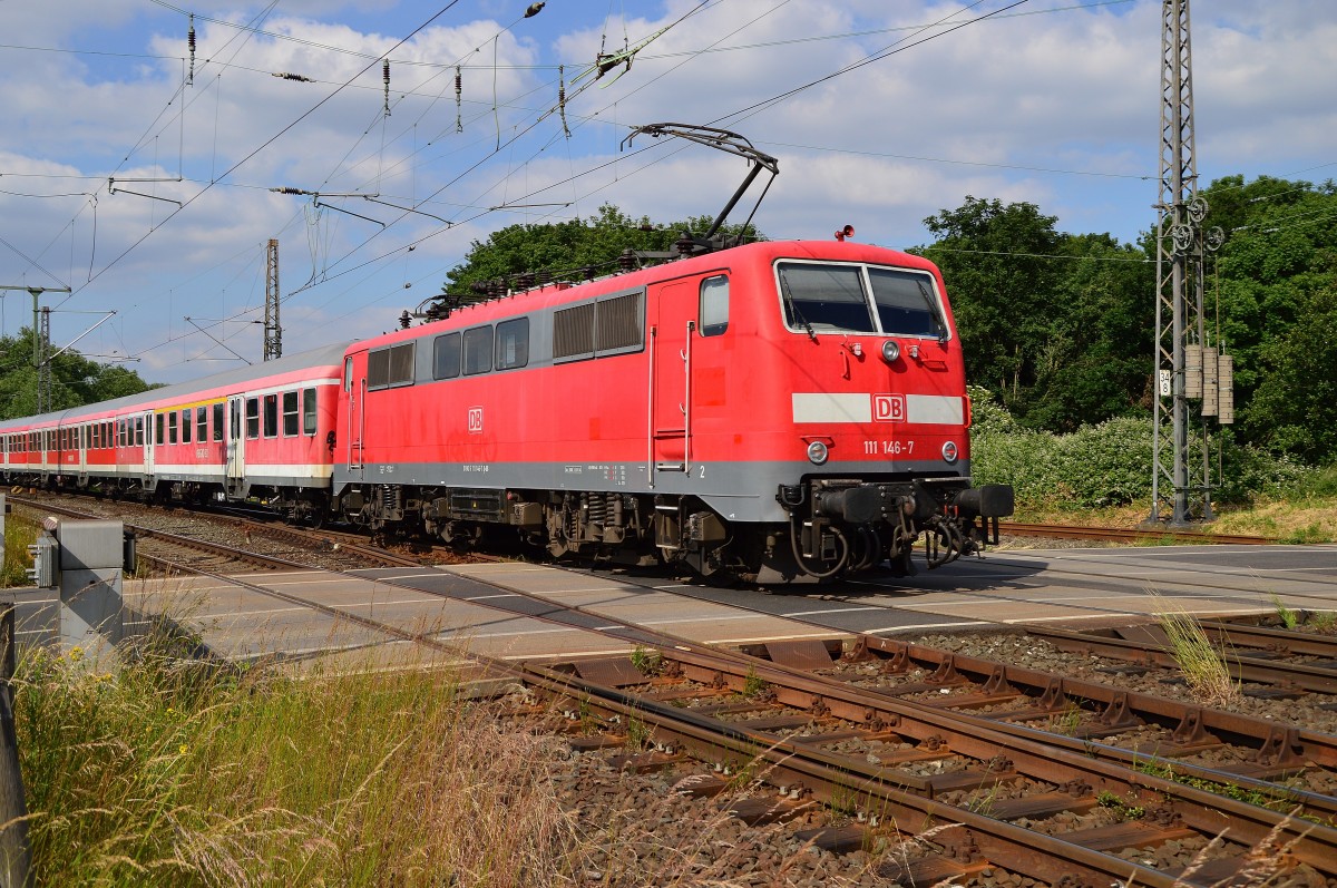 Den nach Kaldenkirchen fahrenden RE8-Verstärker schiebt hier gerade die 111 146-7 aus Grevenbroich hinaus in die Noithauserkurve.9.6.2015